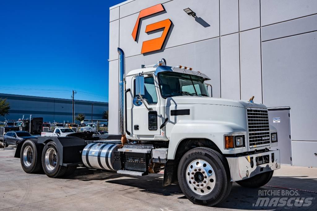 Mack Pinnacle Conventional Trucks / Tractor Trucks