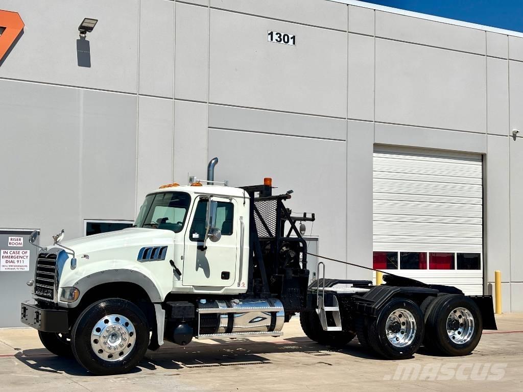 Mack GU713 Tow Trucks / Wreckers
