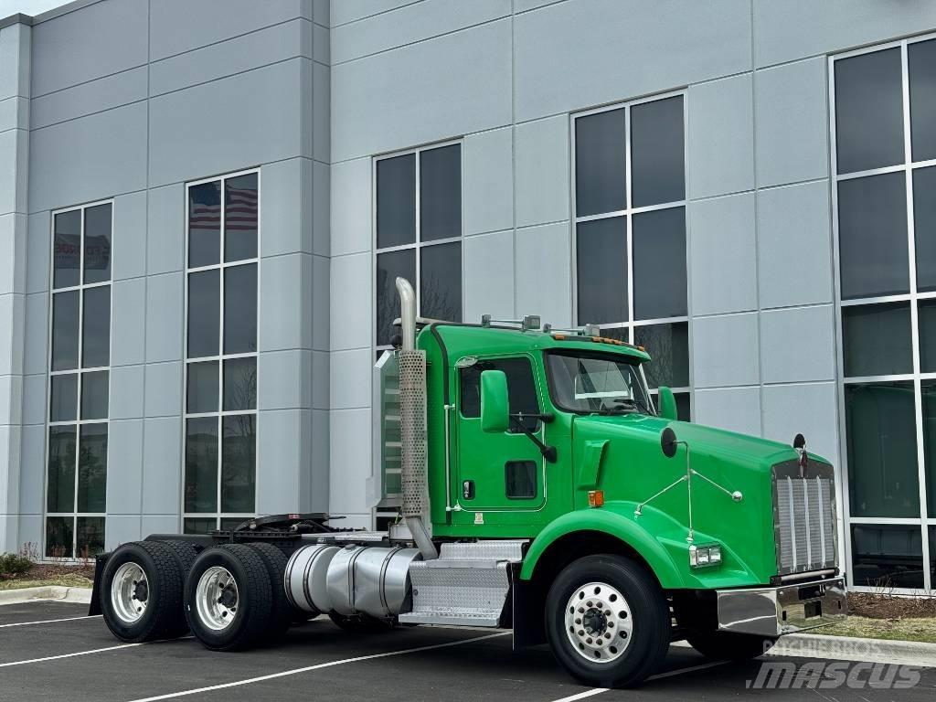 Kenworth T800 Conventional Trucks / Tractor Trucks