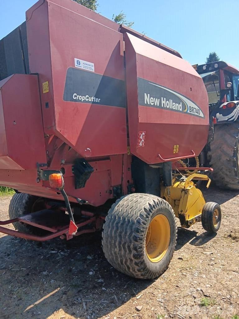 New Holland BR 740 Round Balers