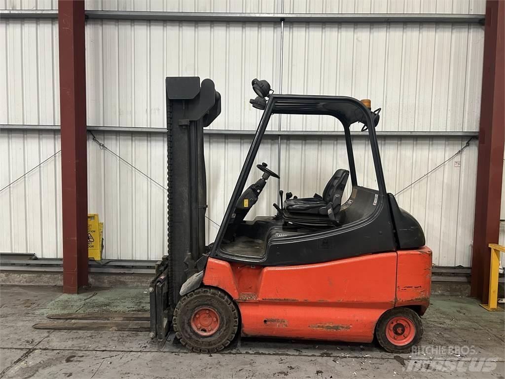 Linde E30-02 Electric Forklifts
