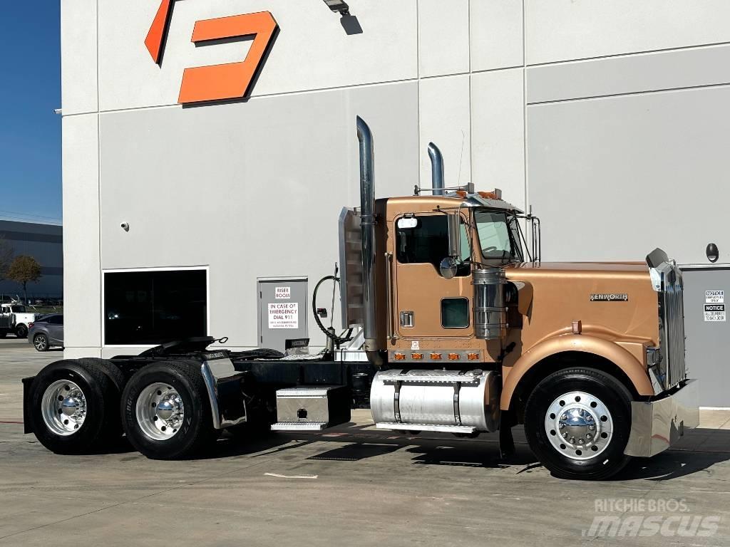 Kenworth W 900 Conventional Trucks / Tractor Trucks