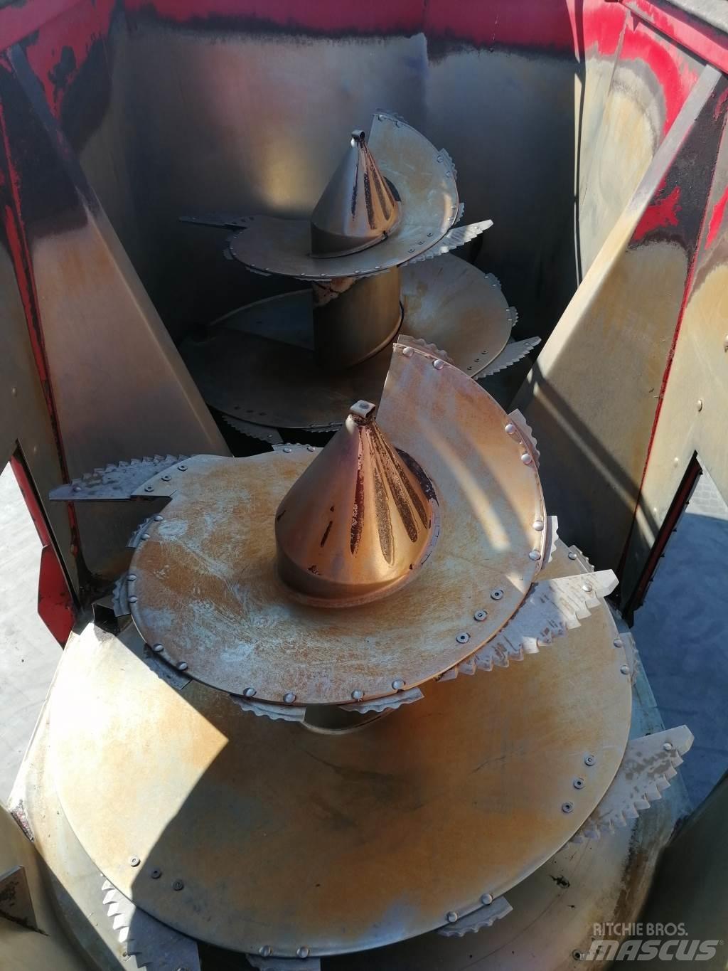 Peecon 24 kuub Mixer feeders