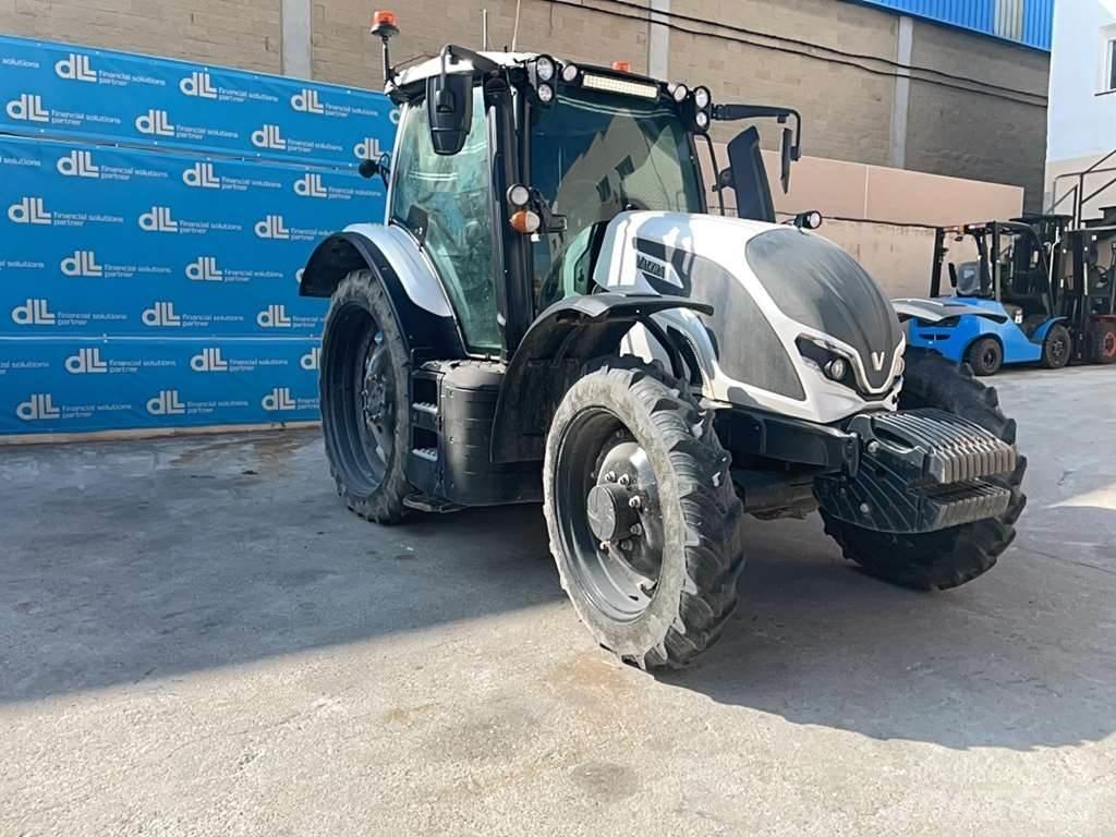 Valtra G135 Tractors