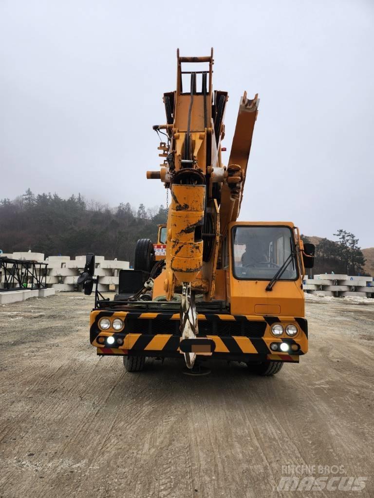 Hyundai HC 50 Mobile and all terrain cranes