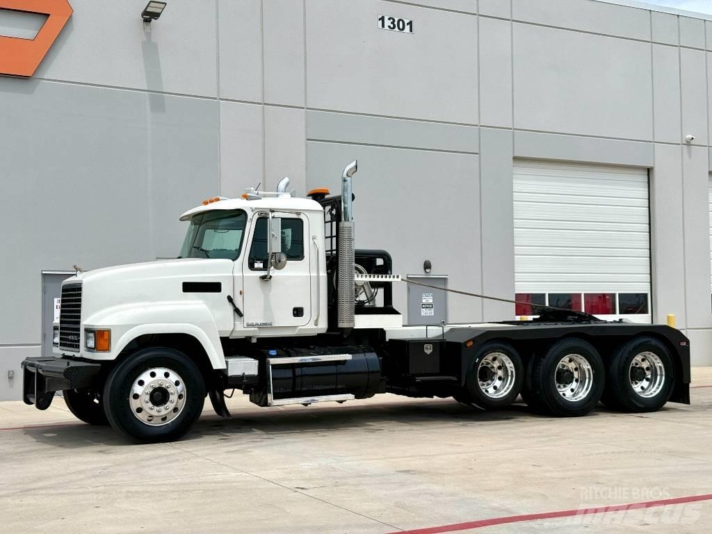 Mack CHU 613 Tow Trucks / Wreckers