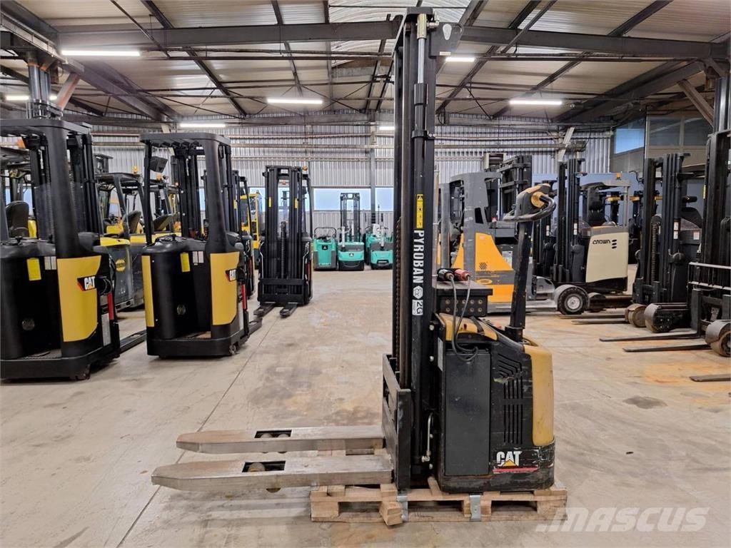CAT NSP16N Pedestrian stacker