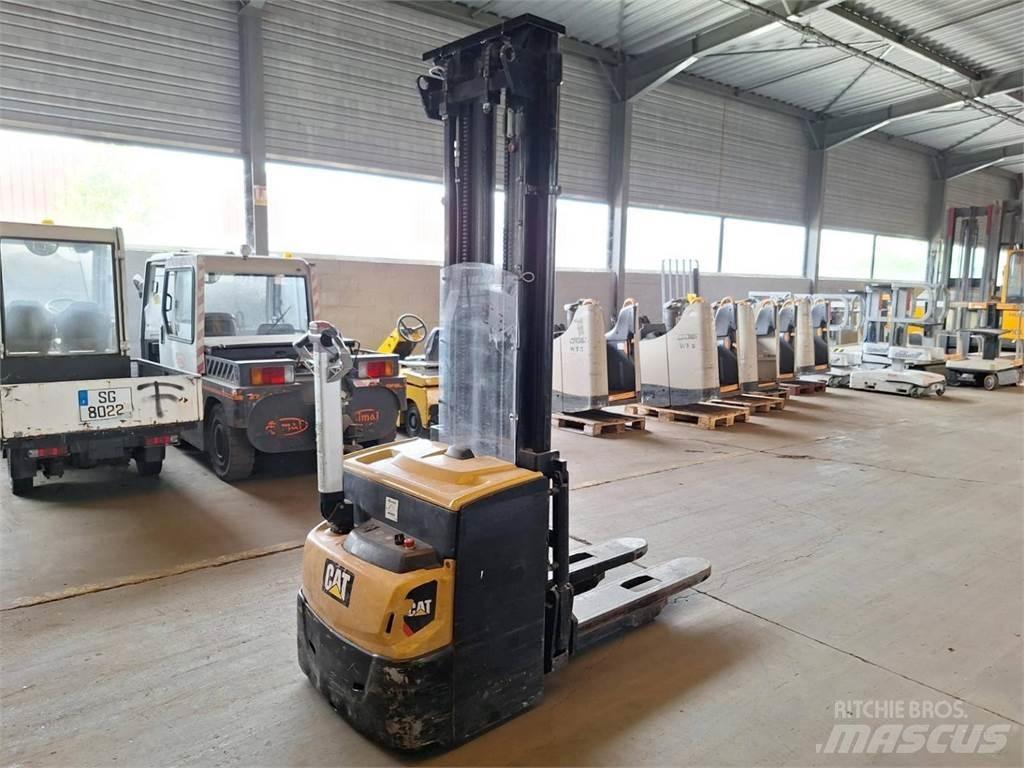 CAT NSP16N2 Pedestrian stacker