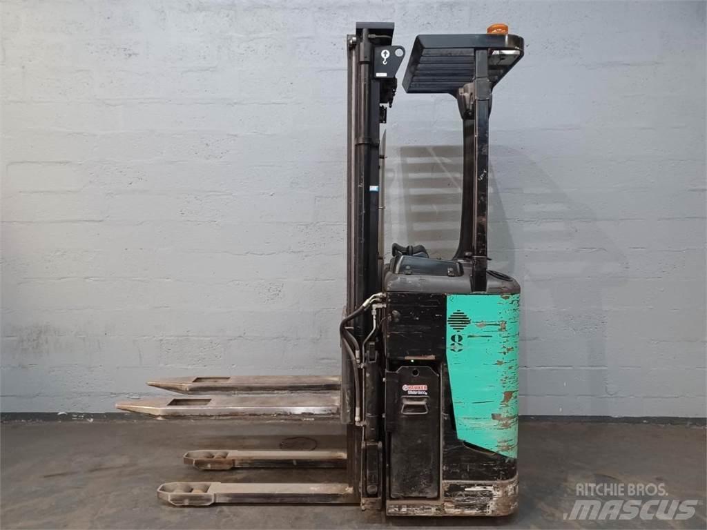 CAT NSR16N Self Propelled Stackers