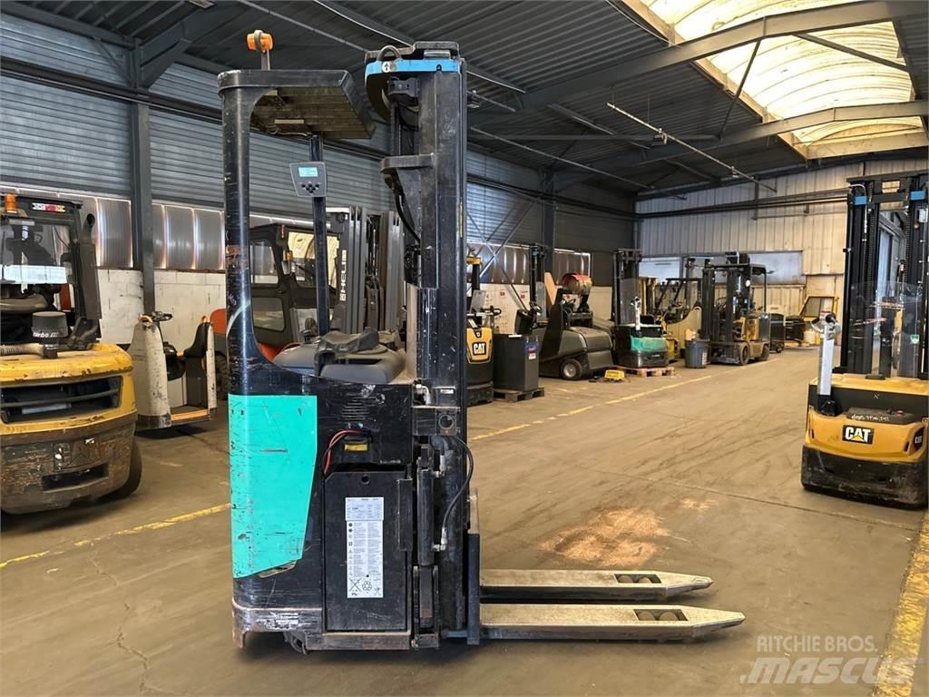 CAT NSR20N Self Propelled Stackers