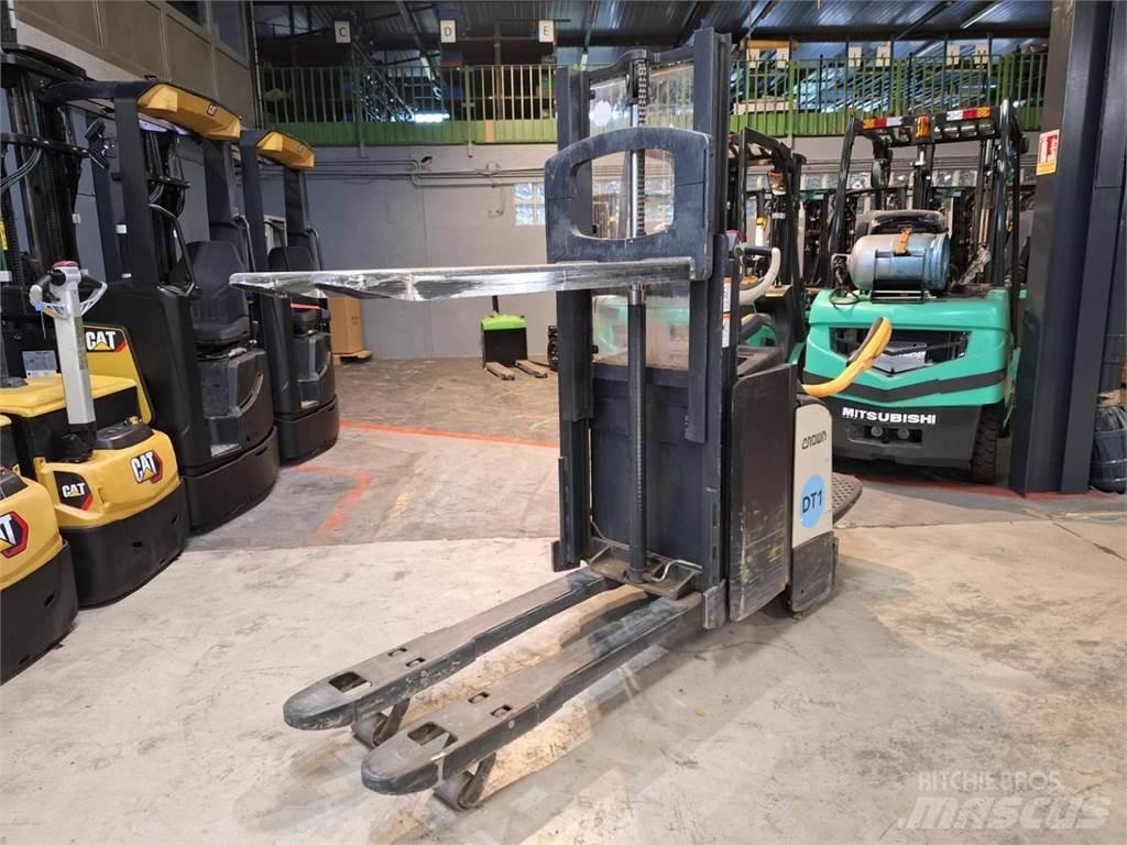 Crown DT3040 Self Propelled Stackers