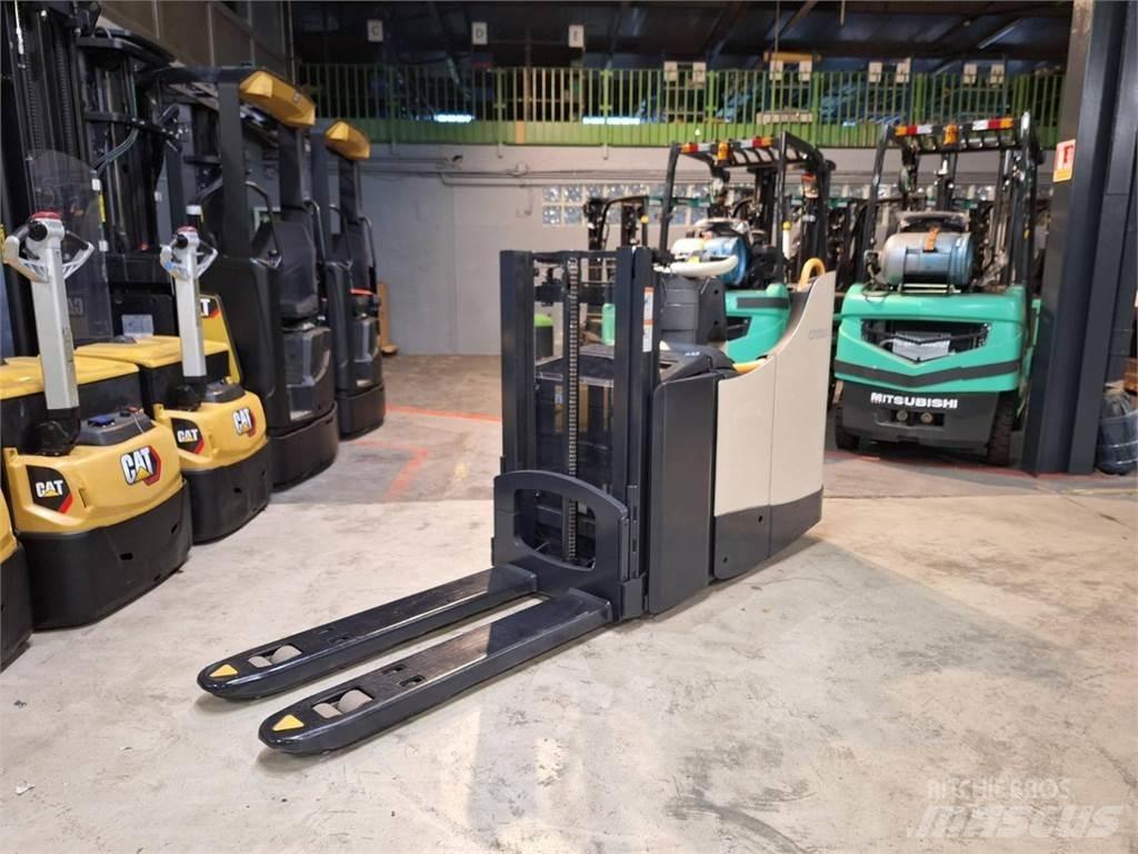 Crown DT3040 Self Propelled Stackers