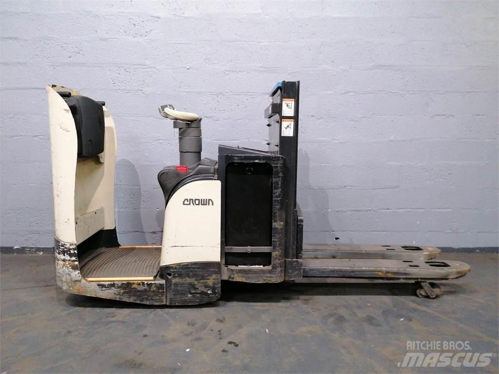 Crown DT3040 Self Propelled Stackers