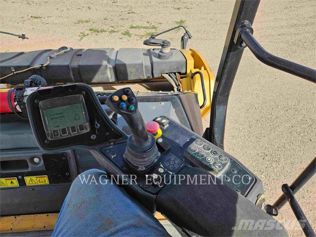 CAT CB16 Asphalt pavers