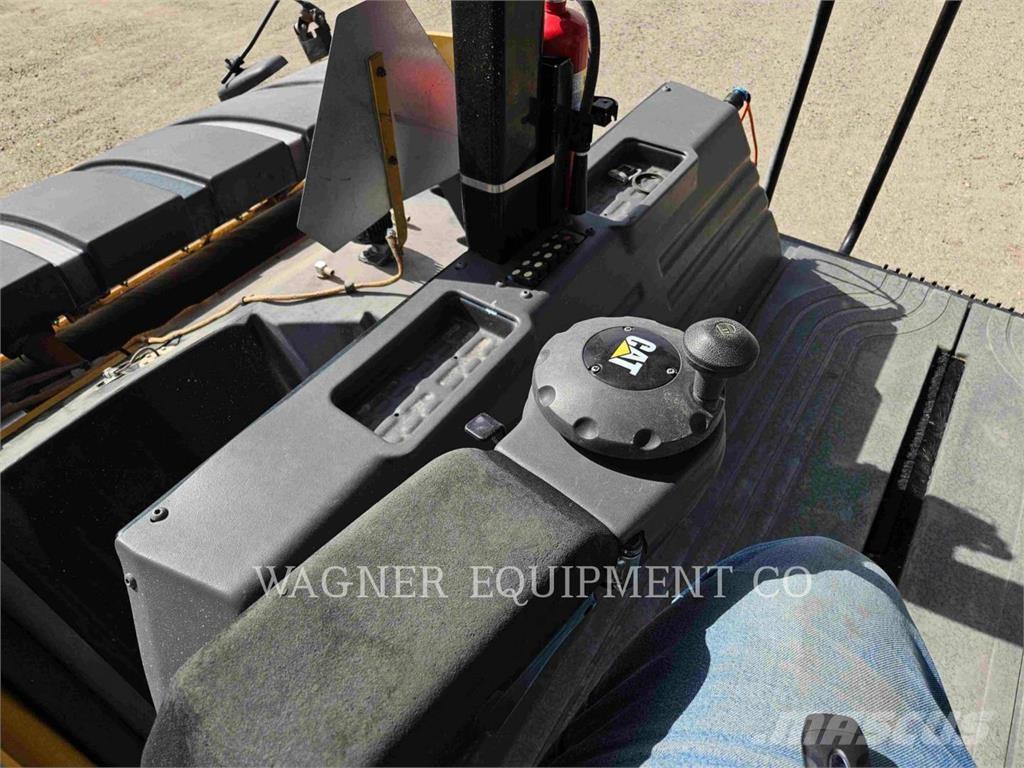 CAT CB16 Asphalt pavers