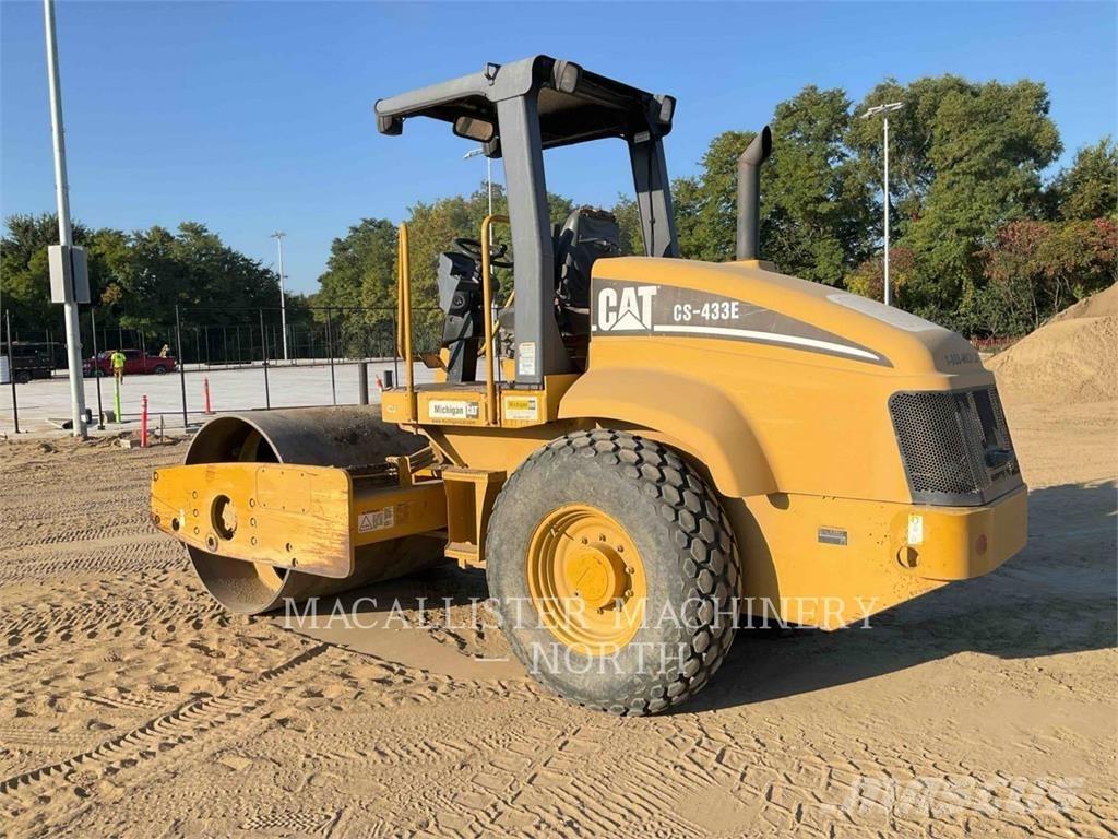 CAT CS433E Single drum rollers