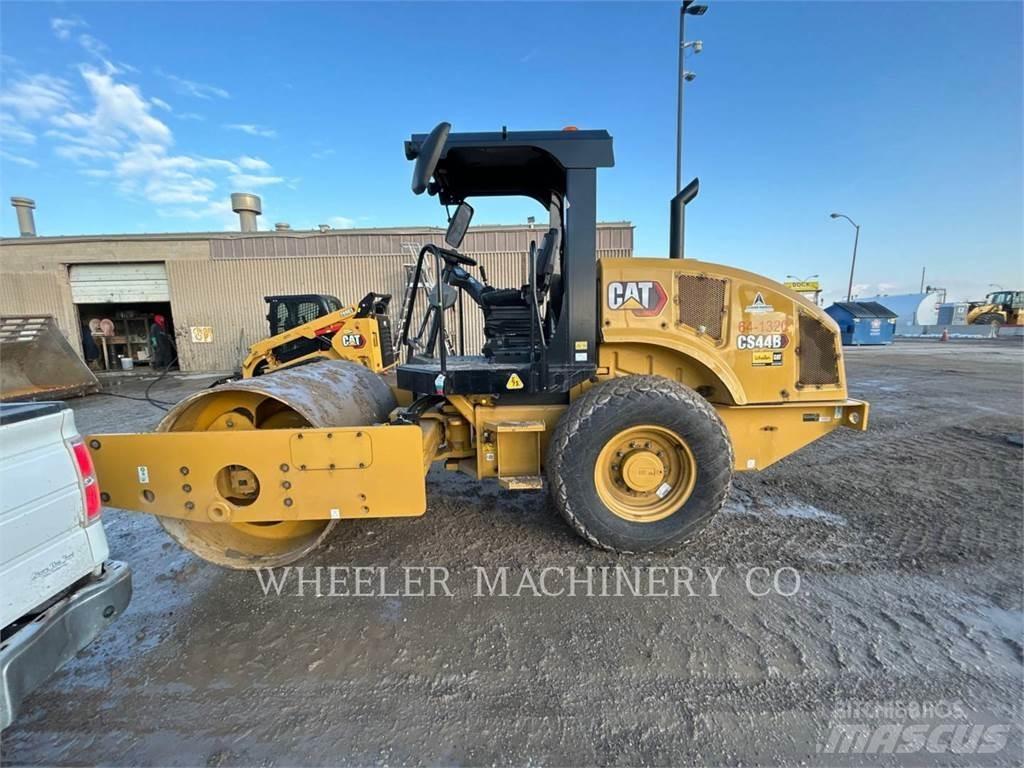 CAT CS44B Single drum rollers