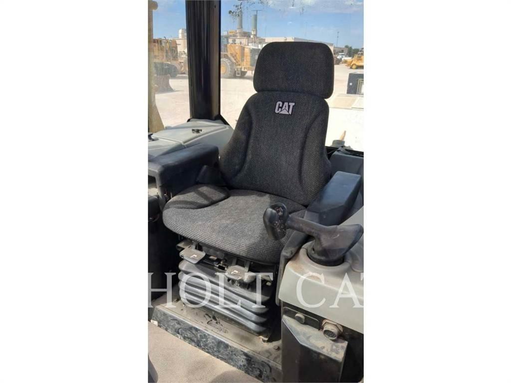 CAT D6N LAND Crawler dozers