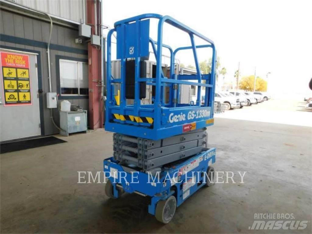 Genie GS1330 Articulated boom lifts