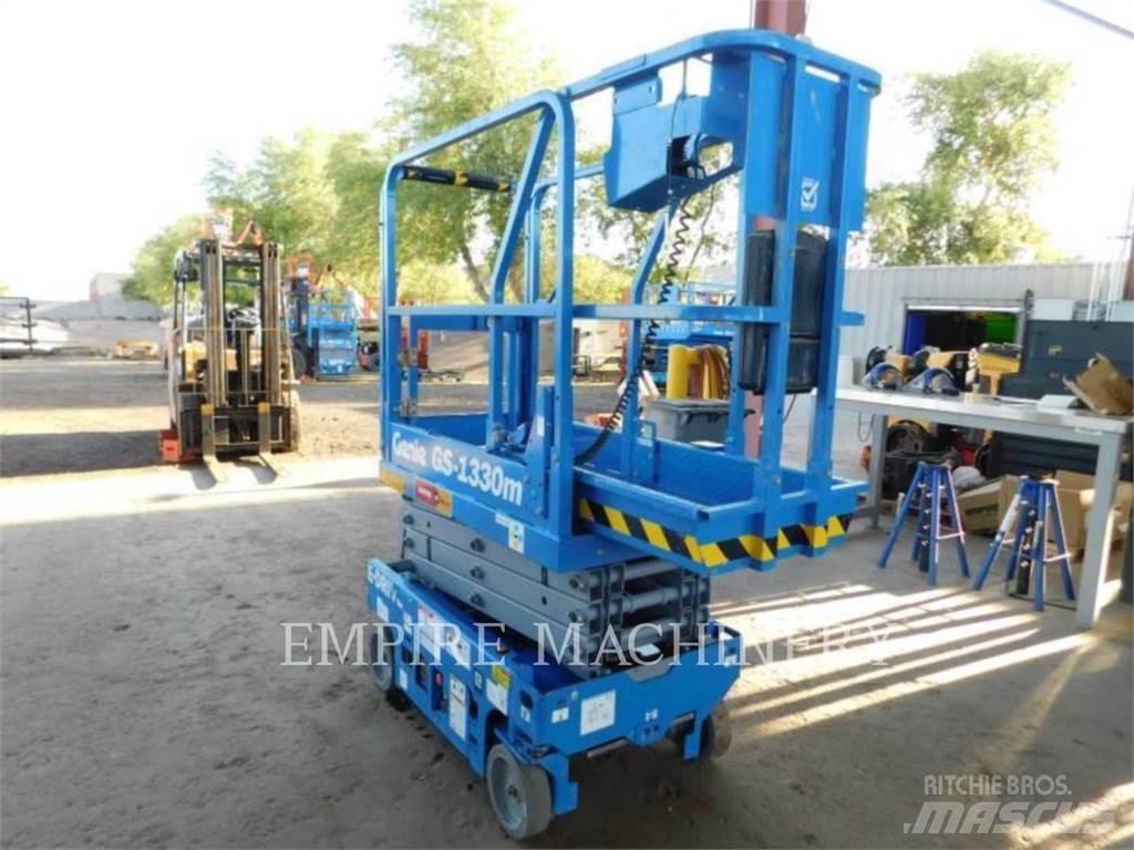 Genie GS1330 Articulated boom lifts