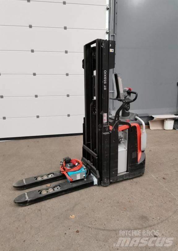 Toyota SPE120L Pedestrian stacker
