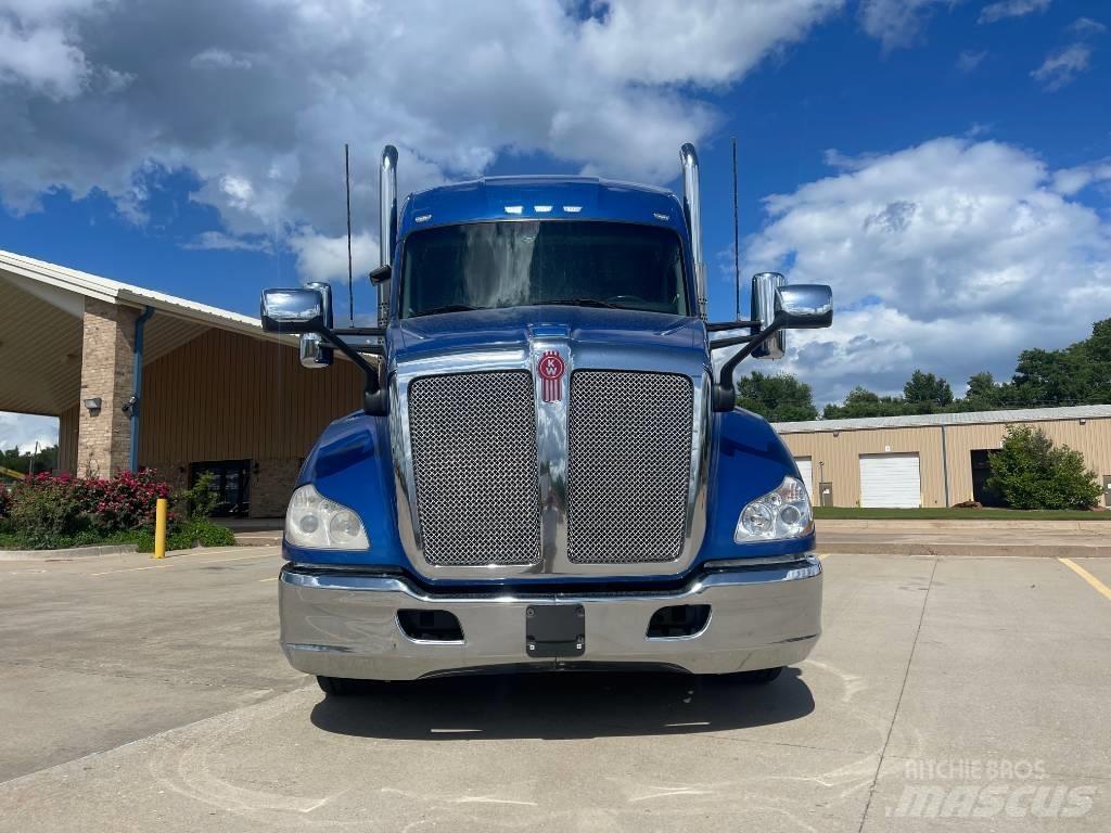 Kenworth T 680 Conventional Trucks / Tractor Trucks