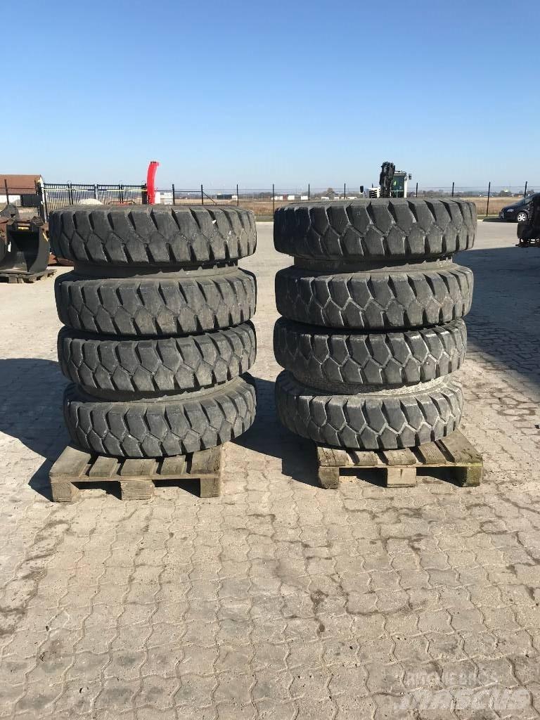 Dunlop 365/80R20 Tires, wheels and rims
