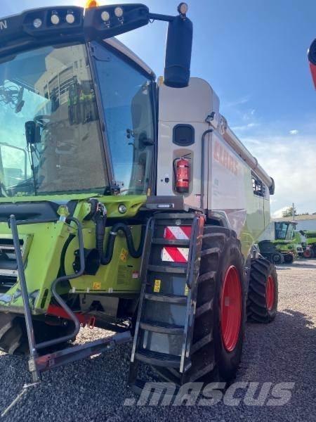 CLAAS TRION 750 Combine Harvesters