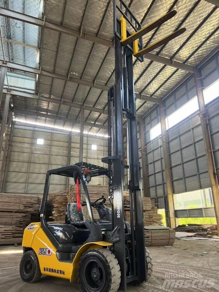 Komatsu FD 30 T-17 Diesel Forklifts