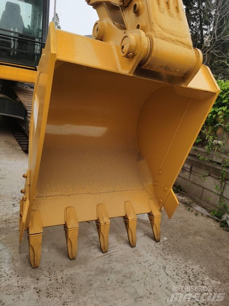 Komatsu PC 220-7 Crawler Excavators