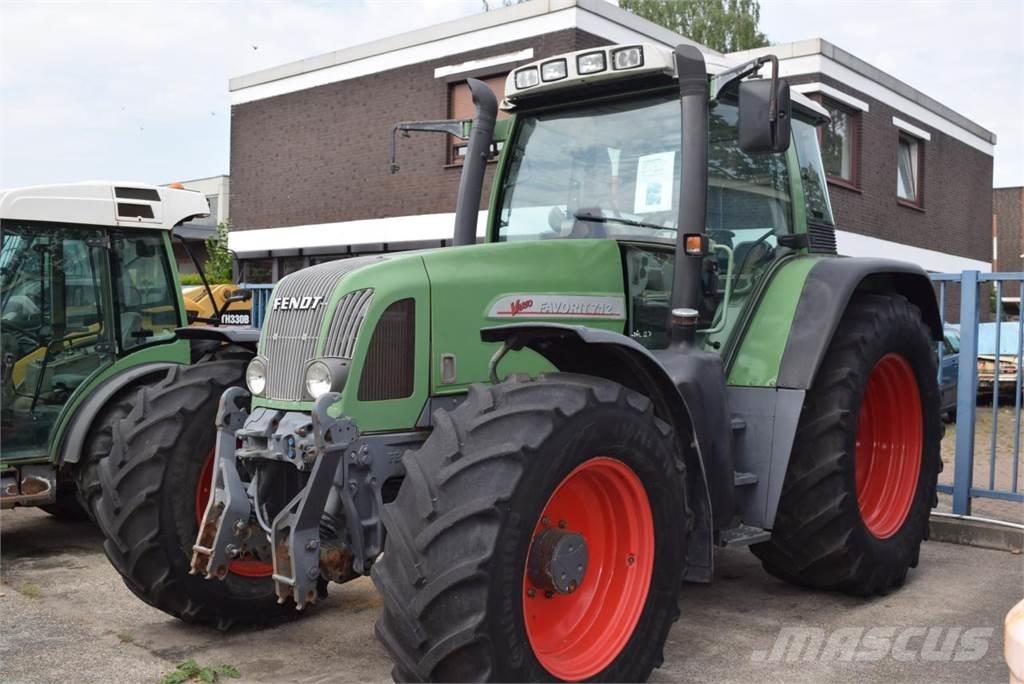 Fendt 712 Vario Tractors