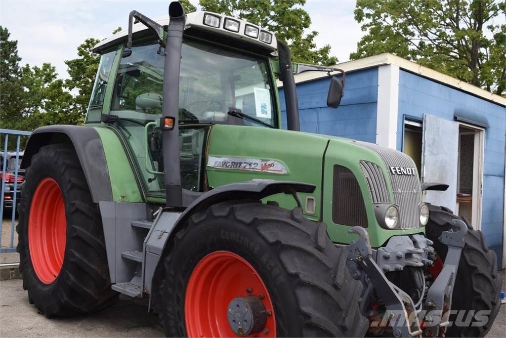 Fendt 712 Vario Tractors