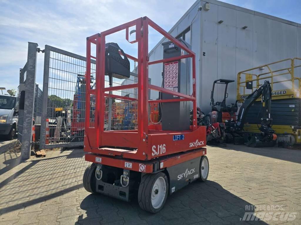 SkyJack SJ 16 Vertical mast lifts