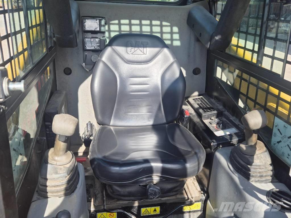 CAT 216B Skid Steer Loaders