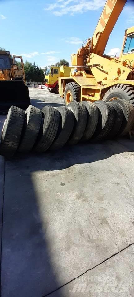 Bridgestone 13R22.5 Tires, wheels and rims