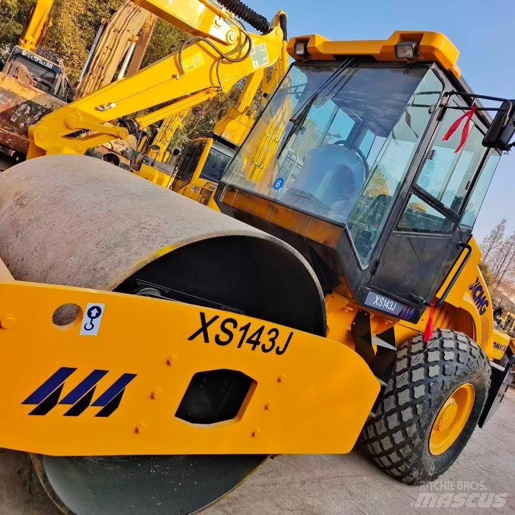 XCMG XS 142 J Single drum rollers