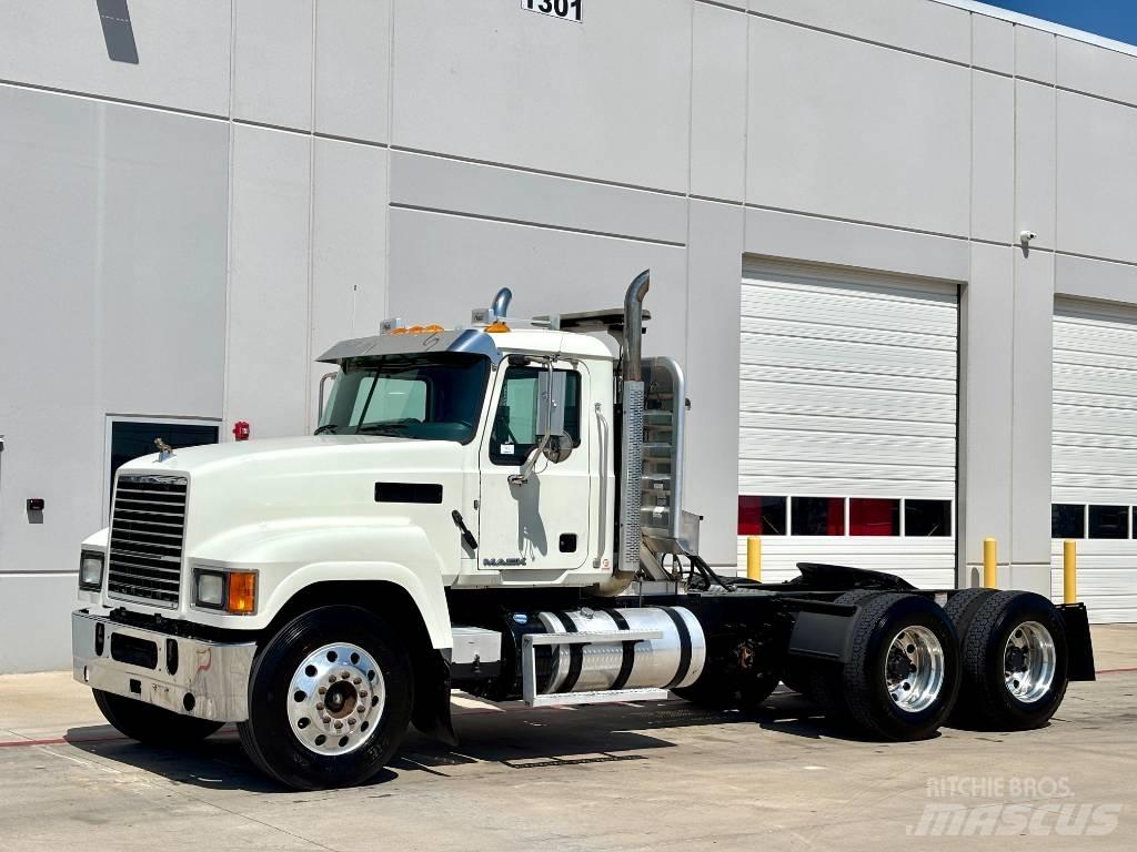 Mack CHU 613 Conventional Trucks / Tractor Trucks