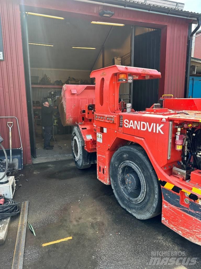 Sandvik LH202 Mining Loaders