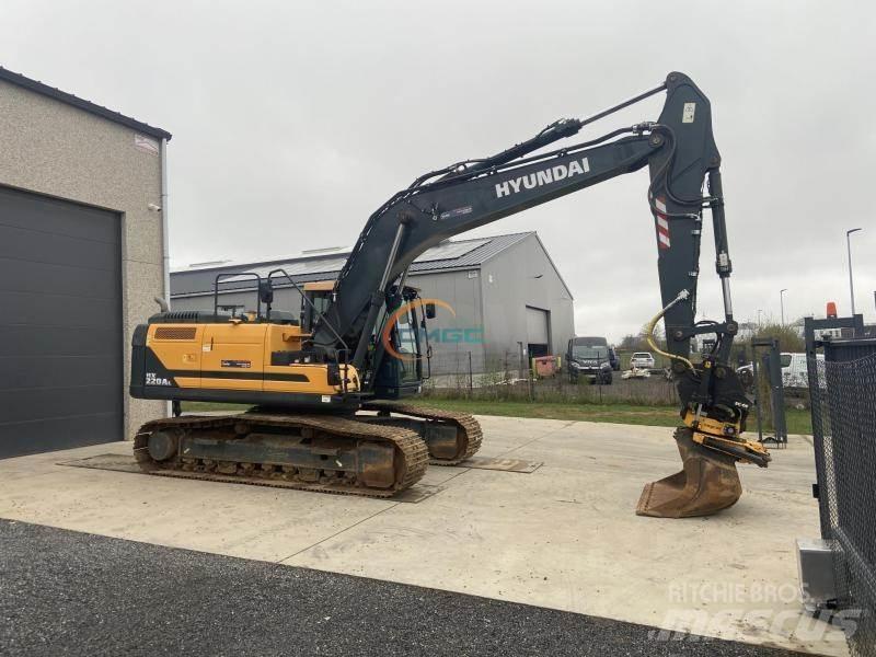 Hyundai HX220 L Wheeled Excavators
