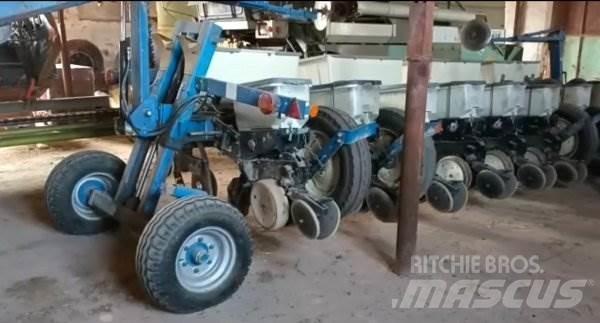  _JINÉ USA) Kinze - 3000 Tractors