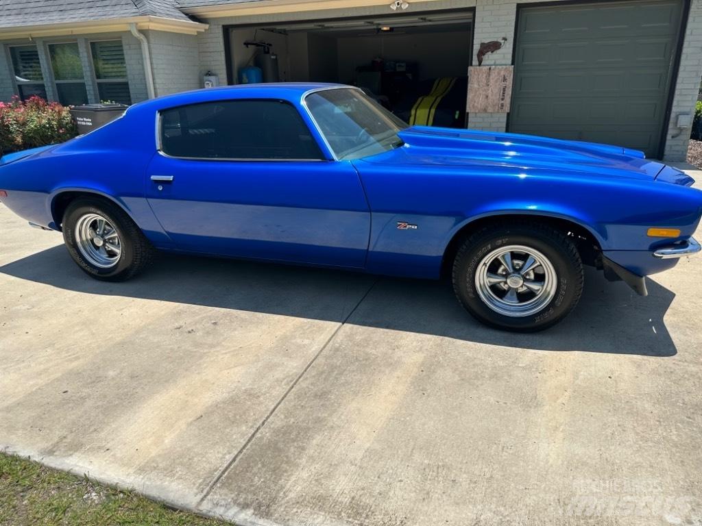 Chevrolet Camaro Automobiles / SUVS
