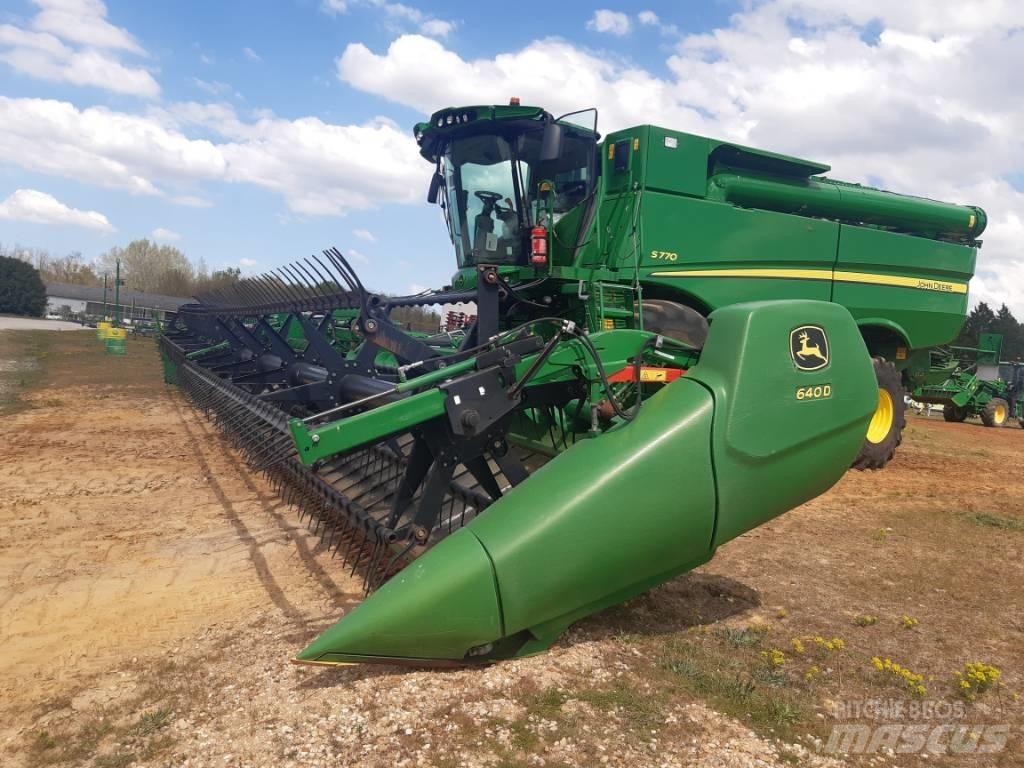 John Deere 640 D Harvester Headers