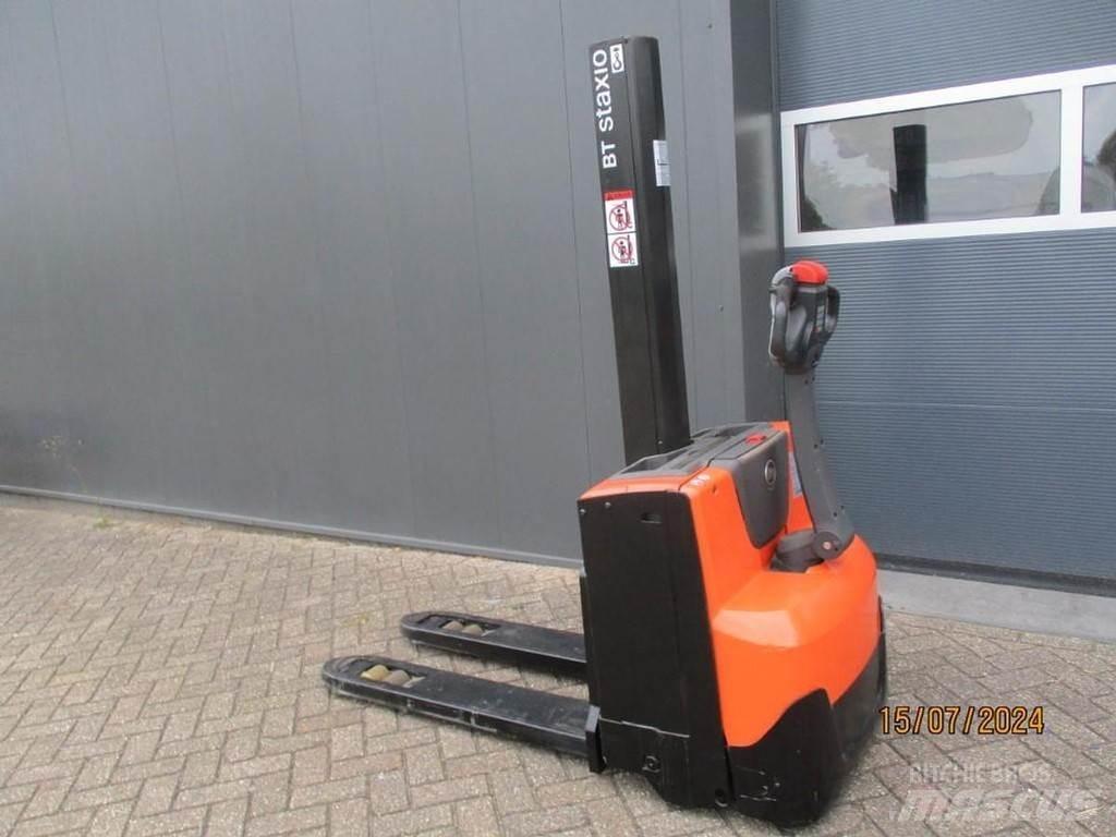 BT SWE 080L Pedestrian stacker