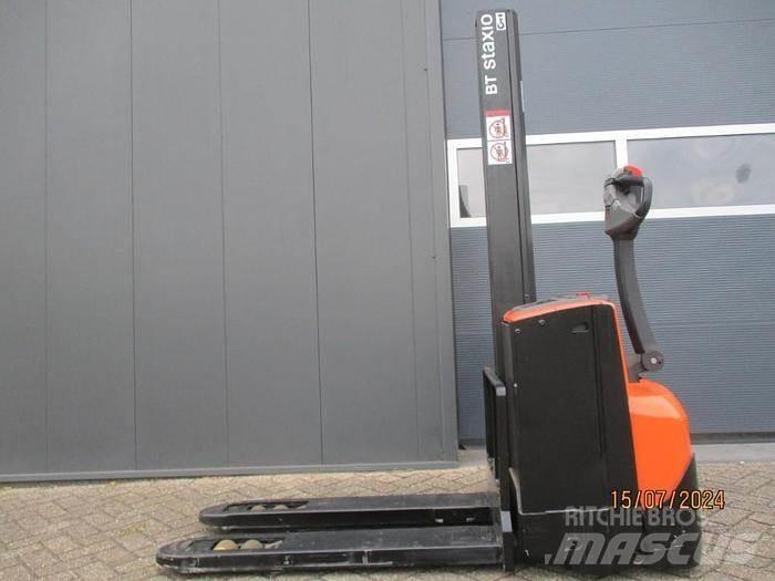 BT SWE 080L Pedestrian stacker