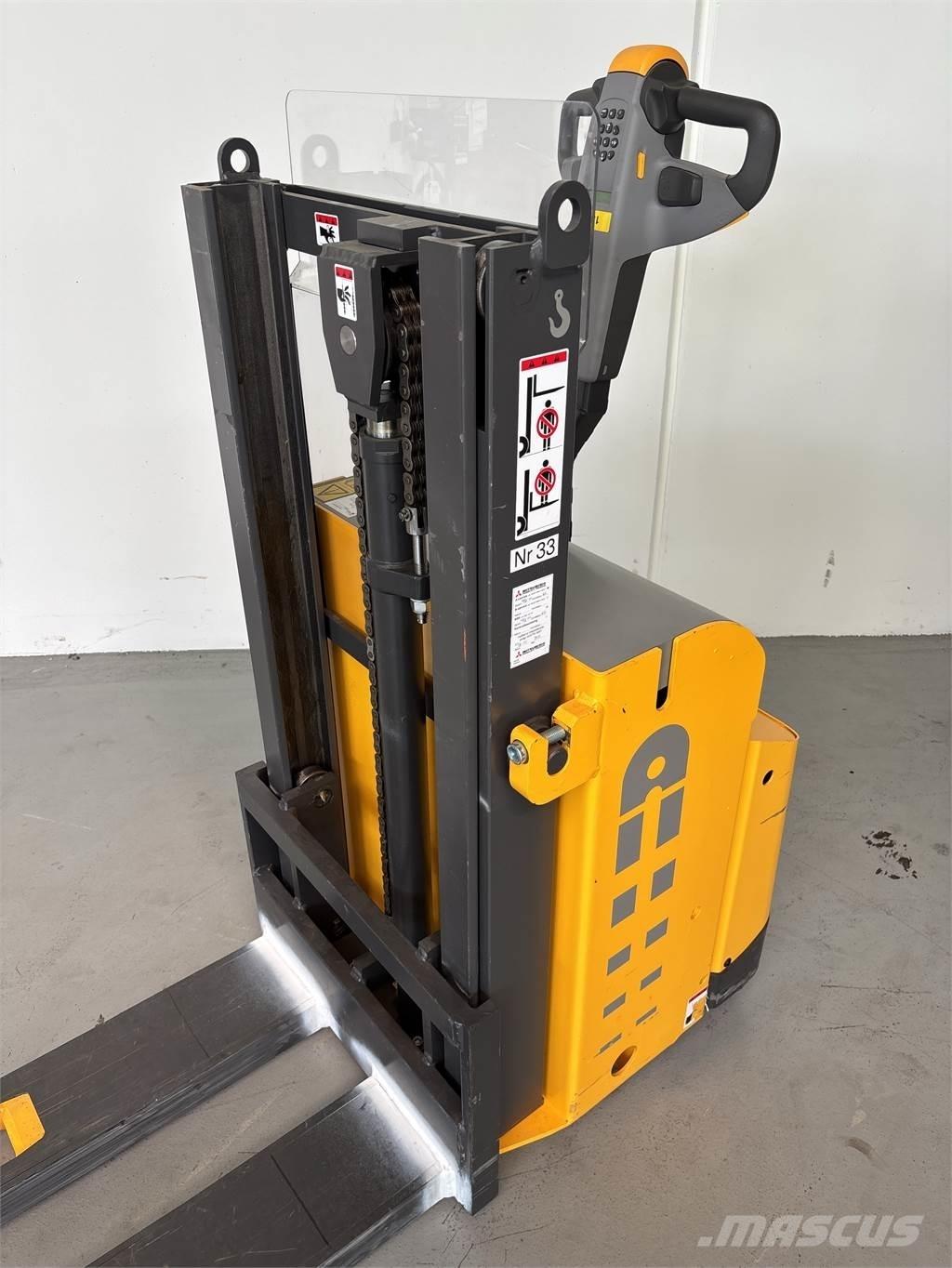 Atlet PSL125 Pedestrian stacker