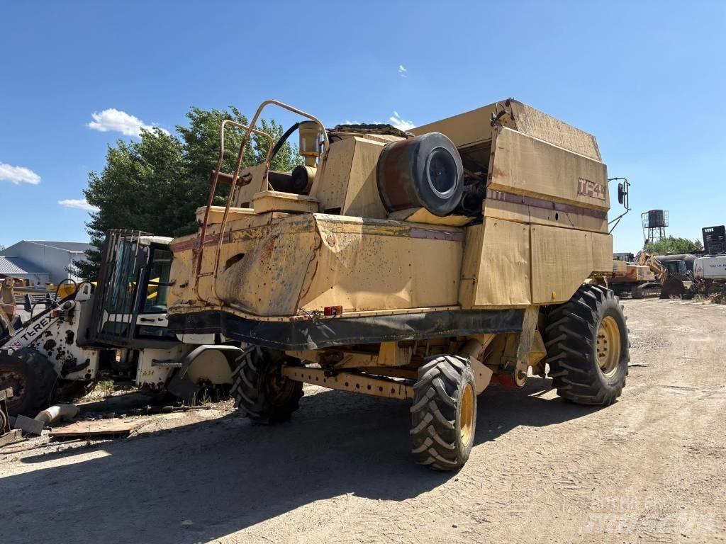 New Holland TF 42 Combine harvesters