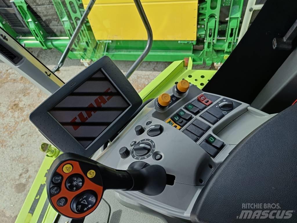 CLAAS Lexion 670 Combine Harvesters