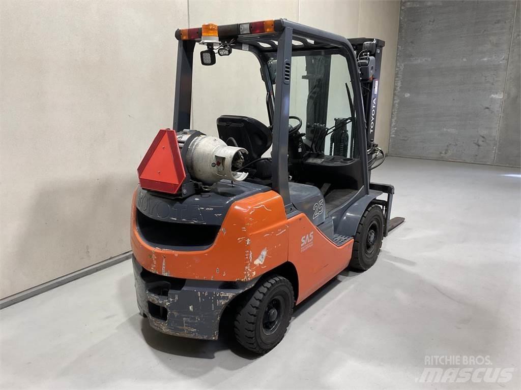 Toyota 8FGF25 LPG trucks