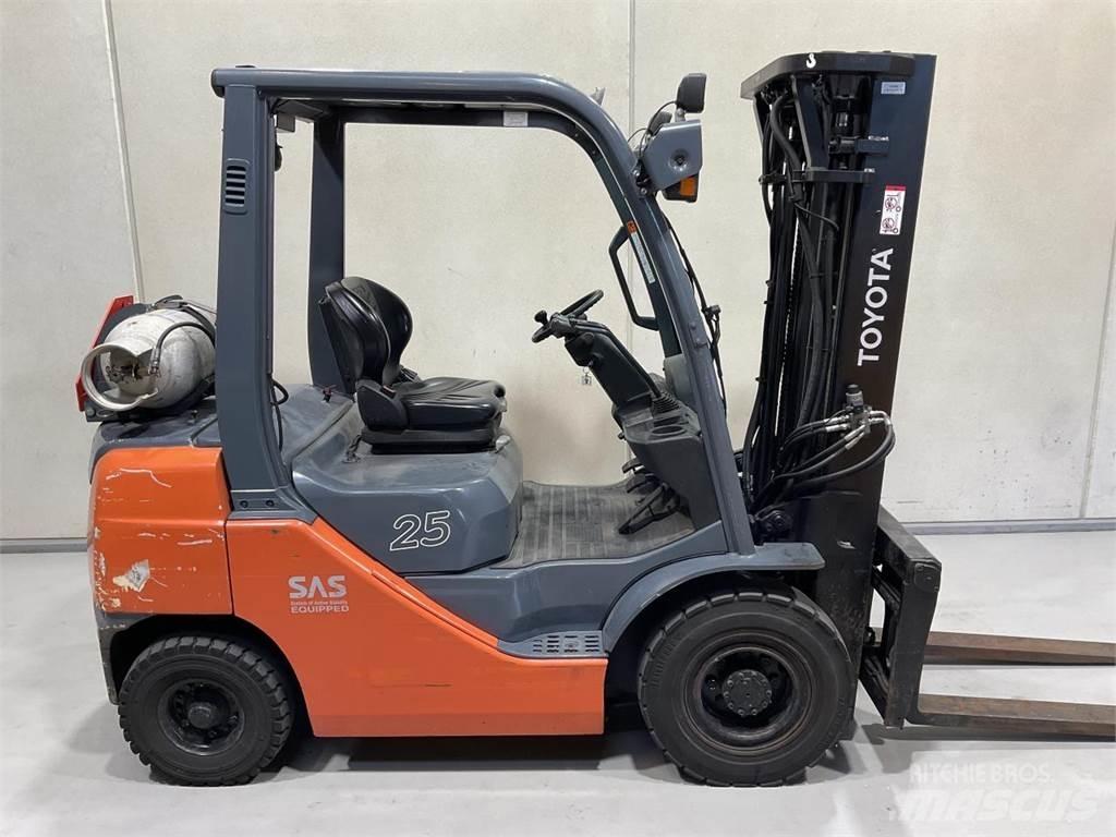 Toyota 8FGF25 LPG trucks