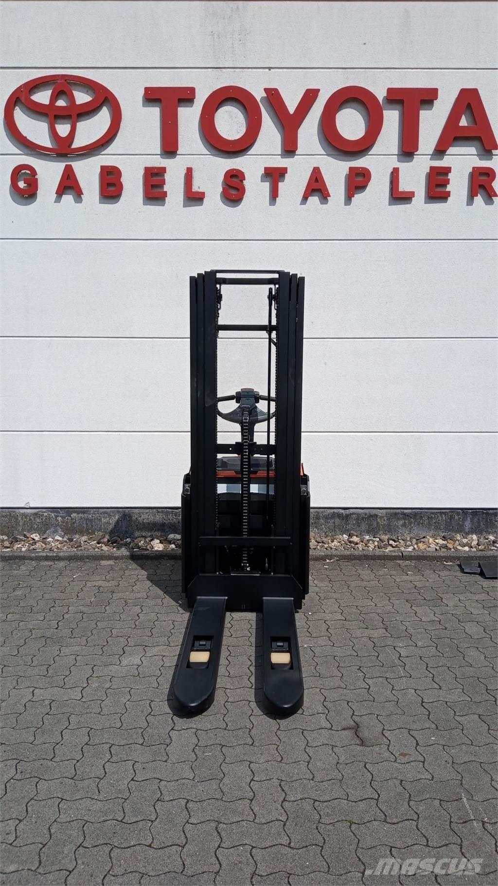 Toyota SWE140L Pedestrian stacker